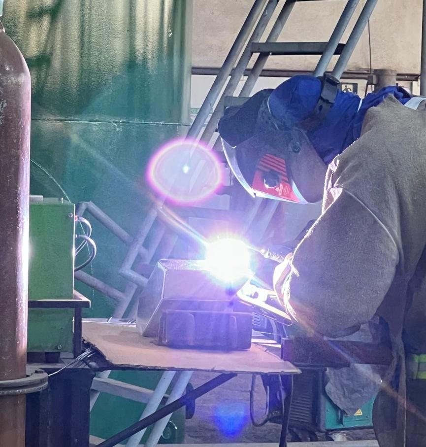 Soldador da RB Industrial trabalhando em equipamento industrial