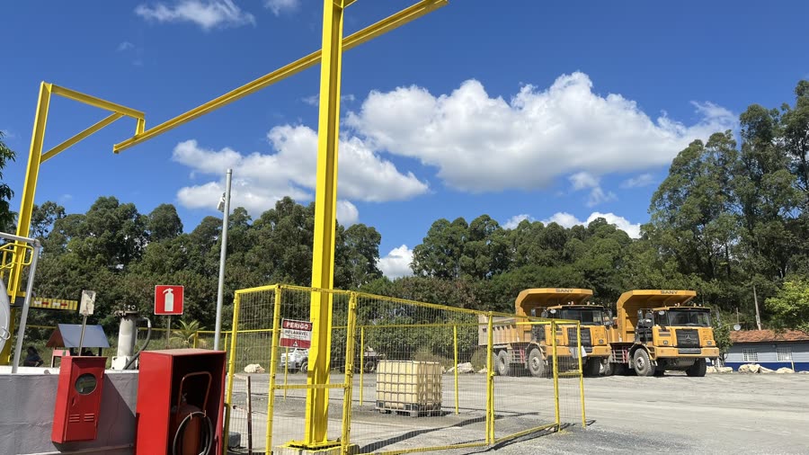 Montagem da linha de vida em estrutura industrial