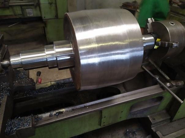 Usinagem de rolo compressor em torno mecânico